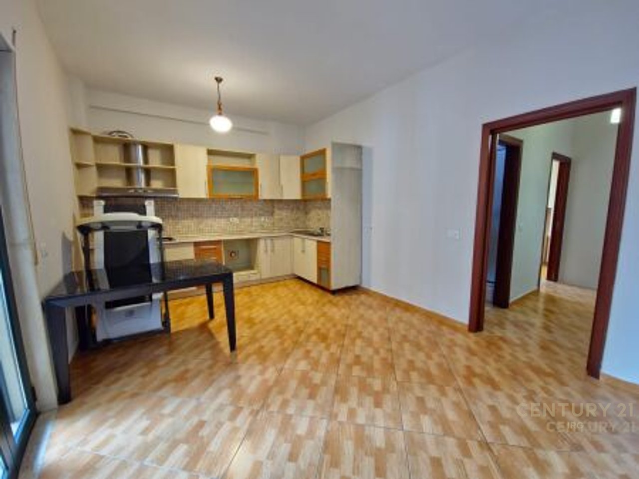 Zyre me Qira tek Galeria 17 Nentori