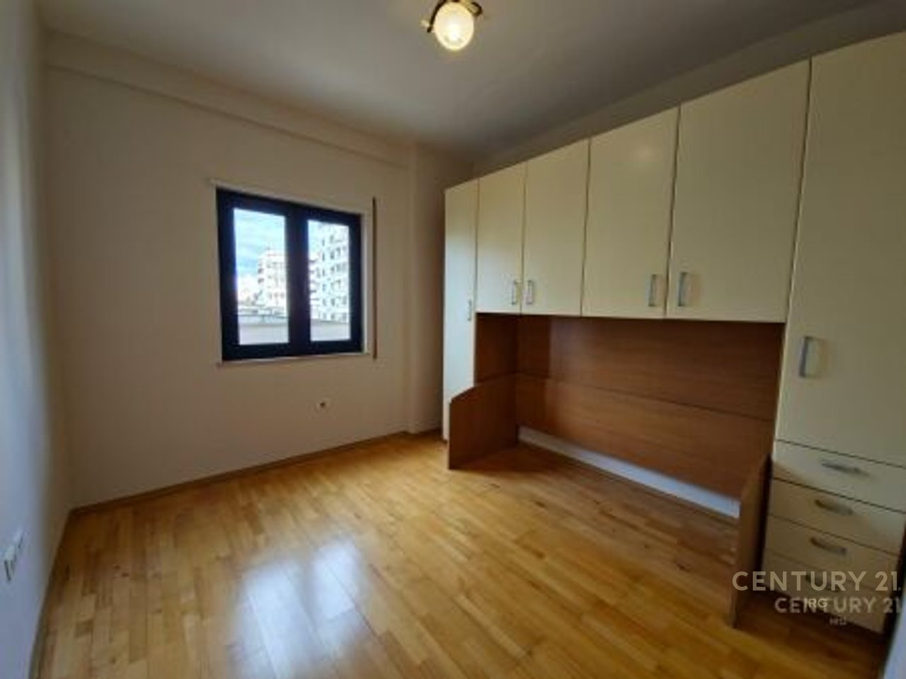 Zyre me Qira tek Galeria 17 Nentori