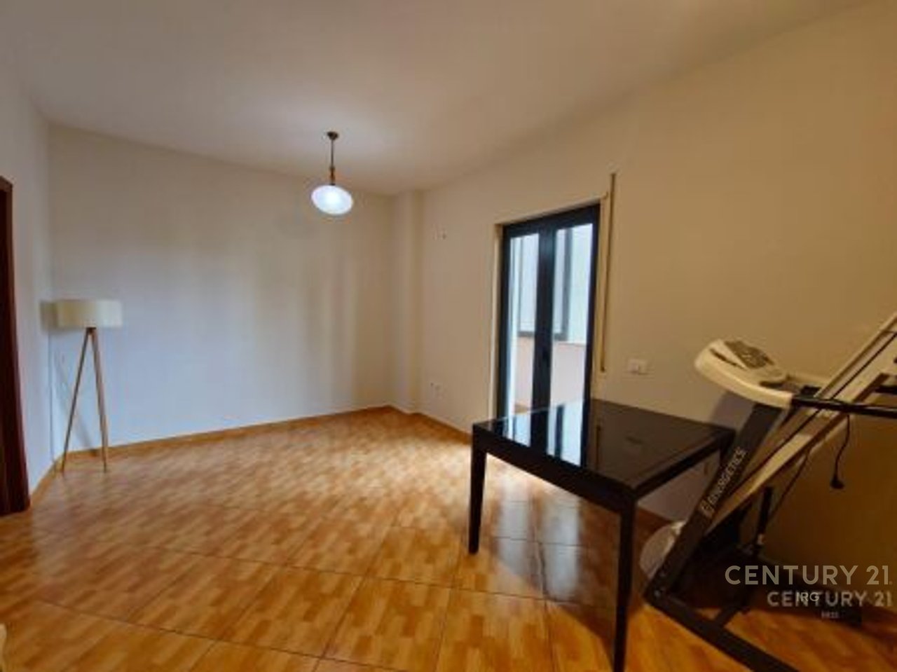 Zyre me Qira tek Galeria 17 Nentori