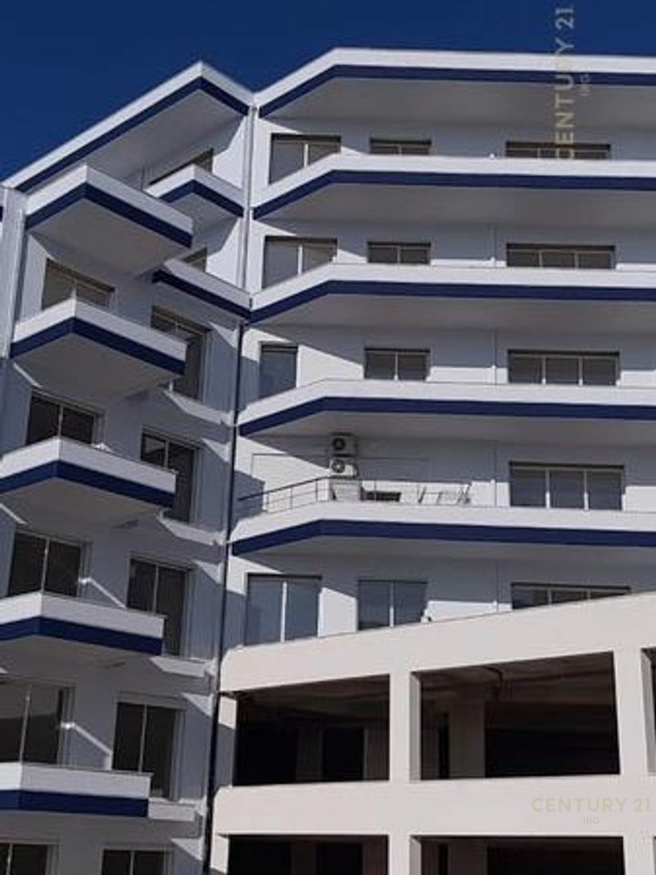 Apartament 2+1 me verande per shitje tek Uji i Ftohte