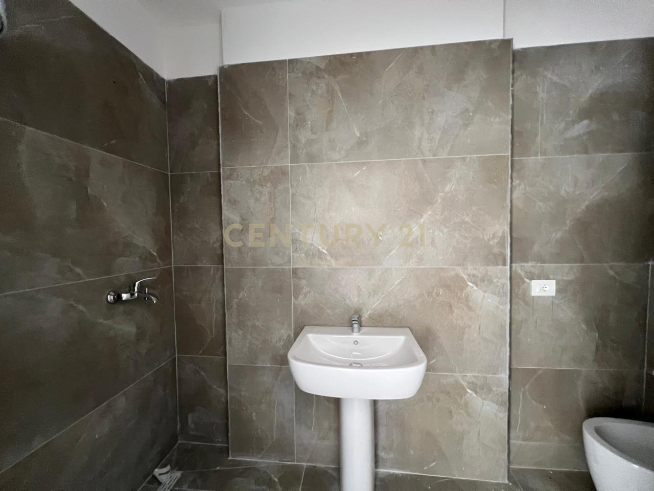 SHITET APARTAMENT 1+1 NE GOLEM 900€ M2 !