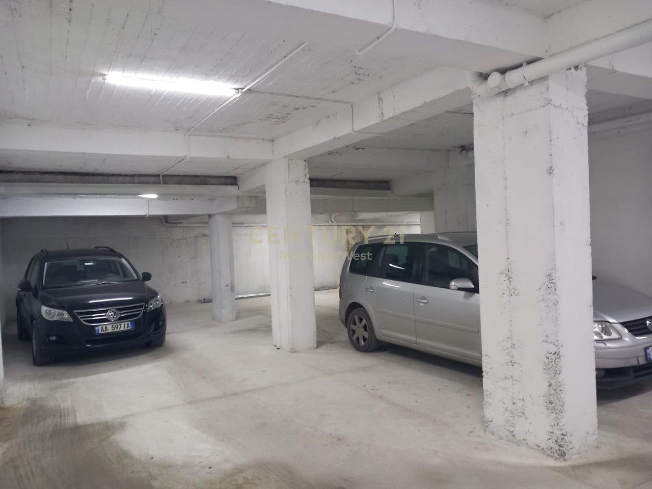 Parcheggio in vendita a Kombinat, Tirana - 200000€ | 394 m²
