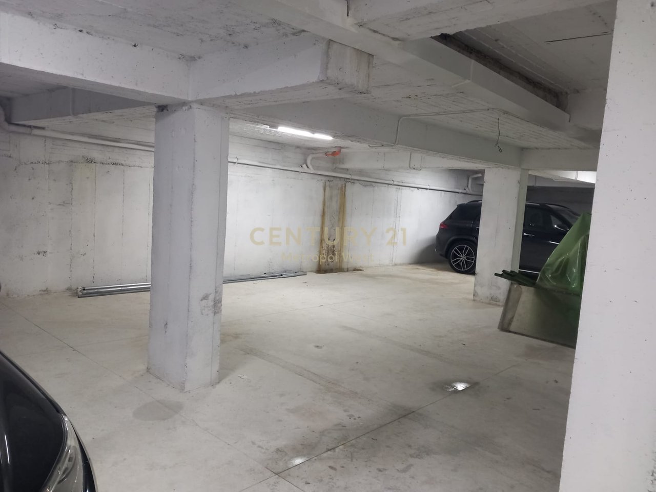 Parcheggio in vendita a Kombinat, Tirana - 200000€ | 394 m²