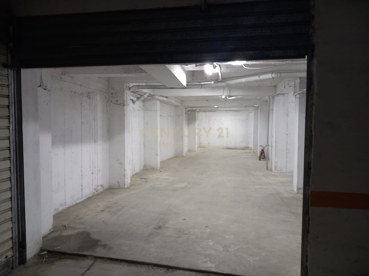 Parcheggio in vendita a Kombinat, Tirana - 200000€ | 394 m²