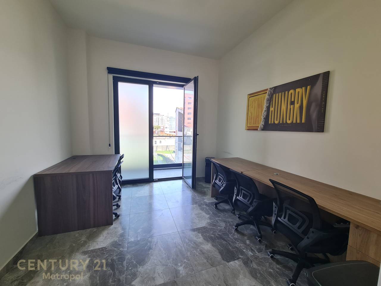 SHES AMBIENT KOMERCIAL NE UNAZEN E MADHE-ASTIR!