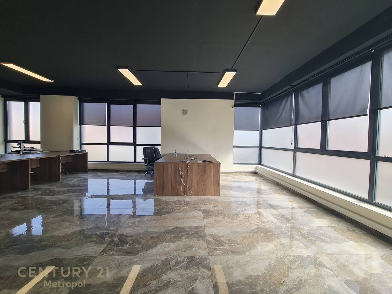 SHES AMBIENT KOMERCIAL NE UNAZEN E MADHE-ASTIR!