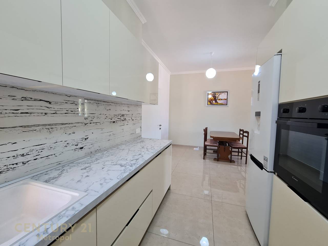 OFROJME PER QIRA KAT VILE, PERBALLE SPITALIT AMERIKAN 3-SELITE!