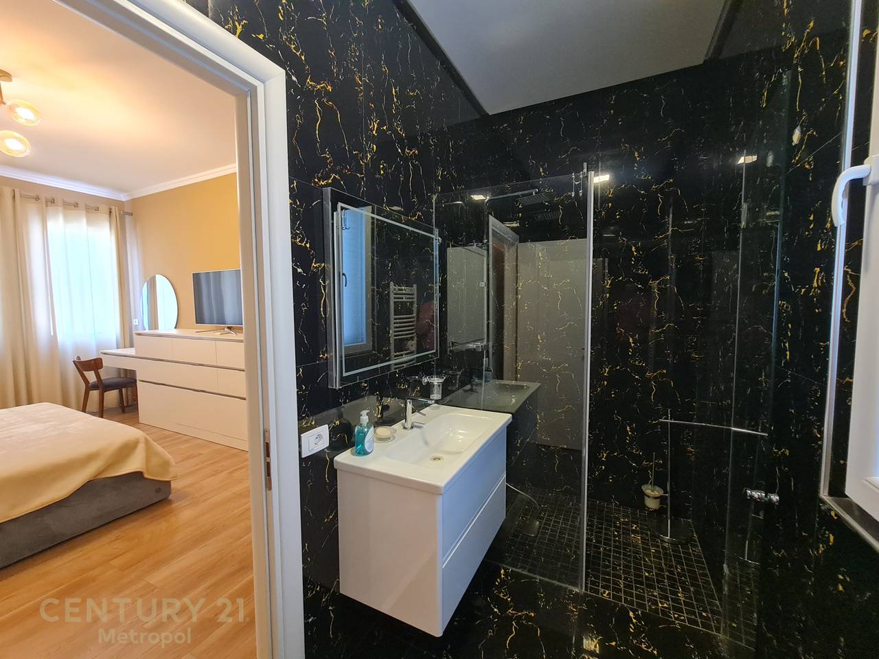 KAT VILE PER QIRA, PERBALLE SPITALIT AMERIKAN 3-SELITE!