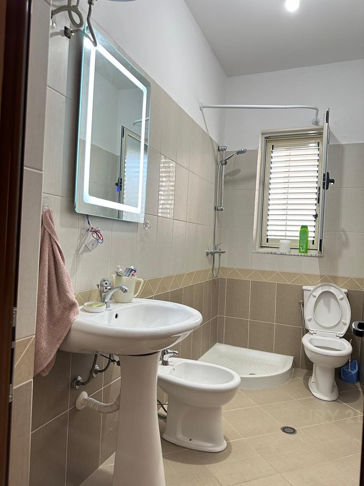 Shitet Apartament 2+1 + Garazh 20 m²  Ne Durrës