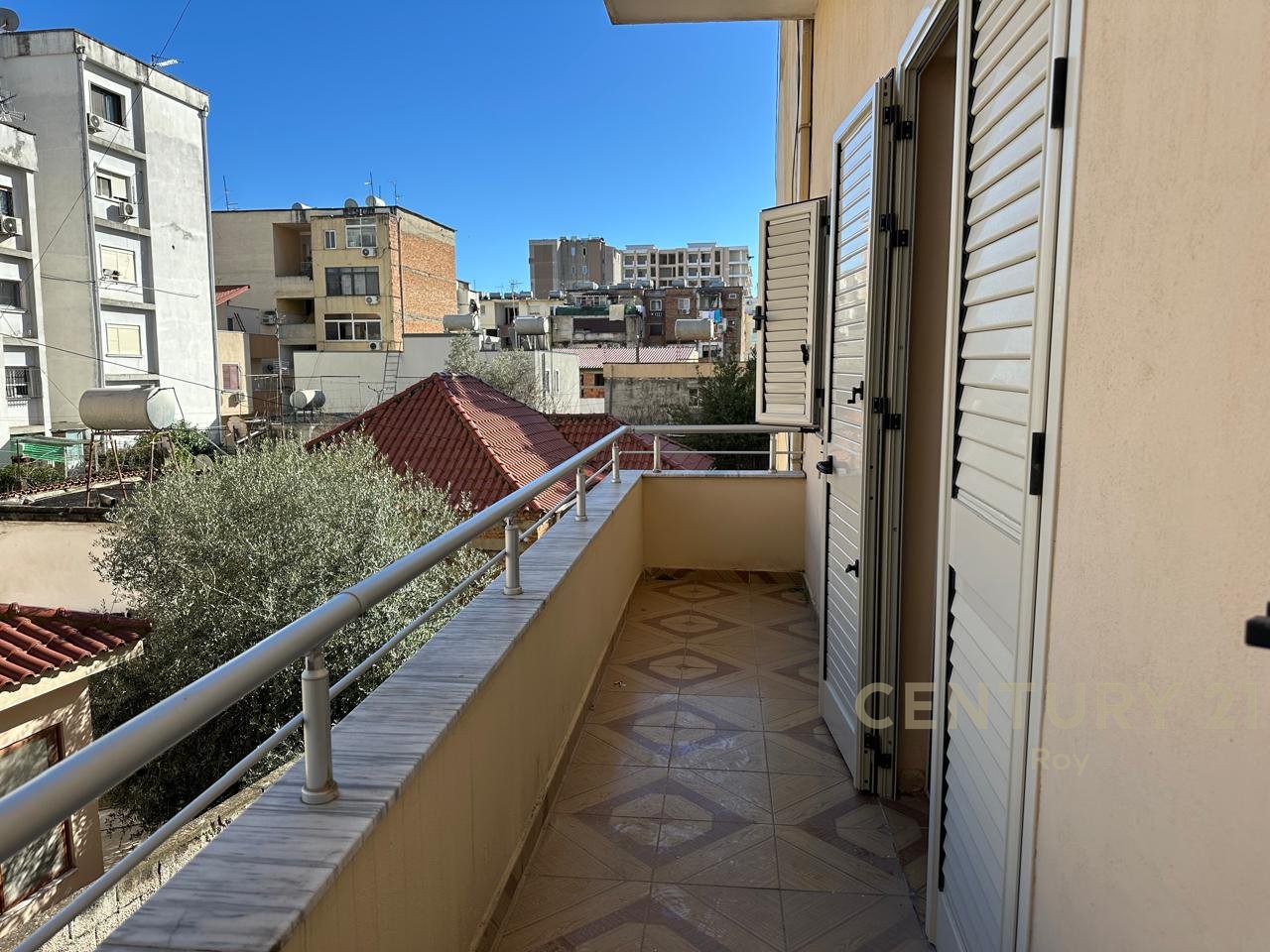 Shitet Apartament 2+1 + Garazh 20 m²  Ne Durrës