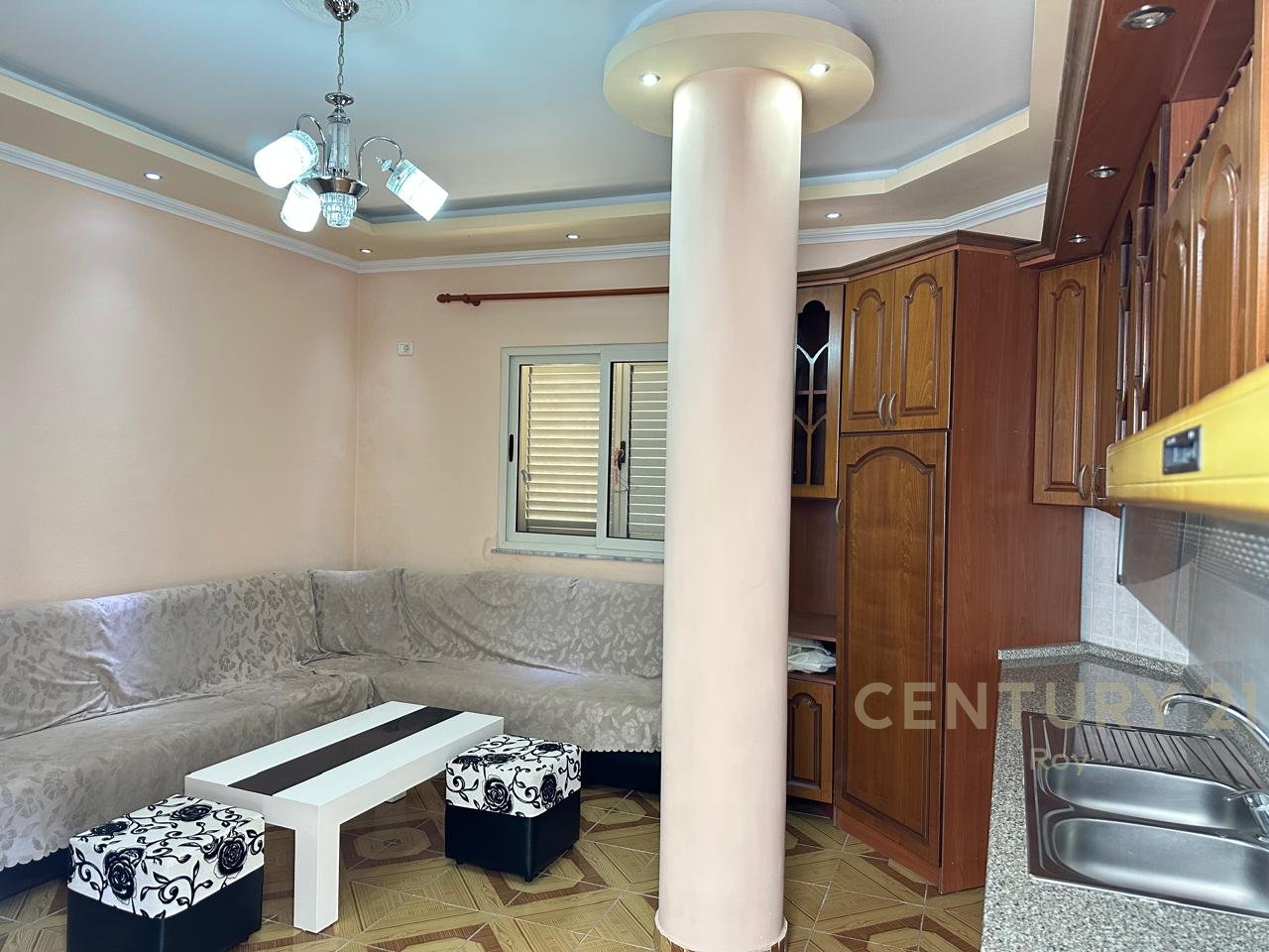 Shitet Apartament 2+1 + Garazh 20 m²  Ne Durrës