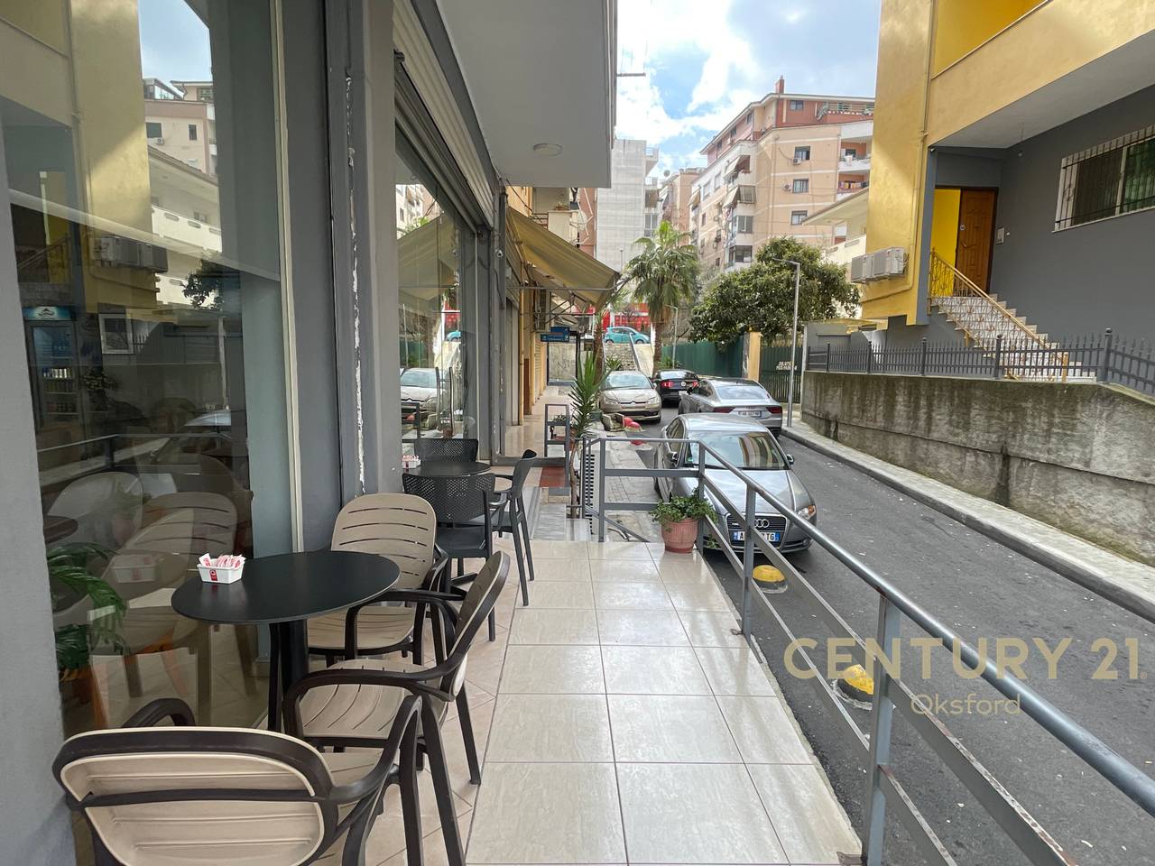 NJËSI TREGTARE PËR SHITJE PRANË KOPSHIT BOTANIK!