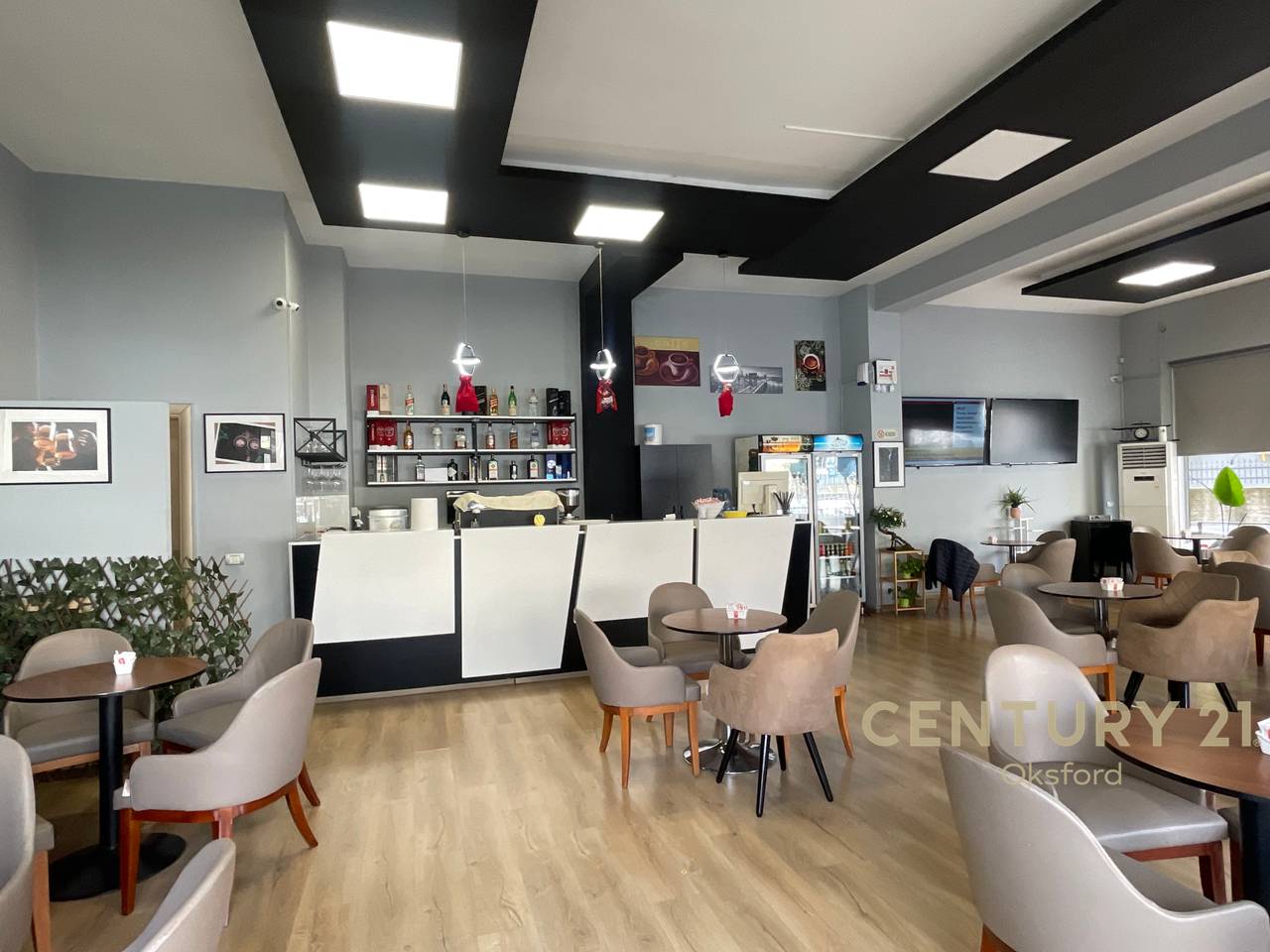 NJËSI TREGTARE PËR SHITJE PRANË KOPSHIT BOTANIK!