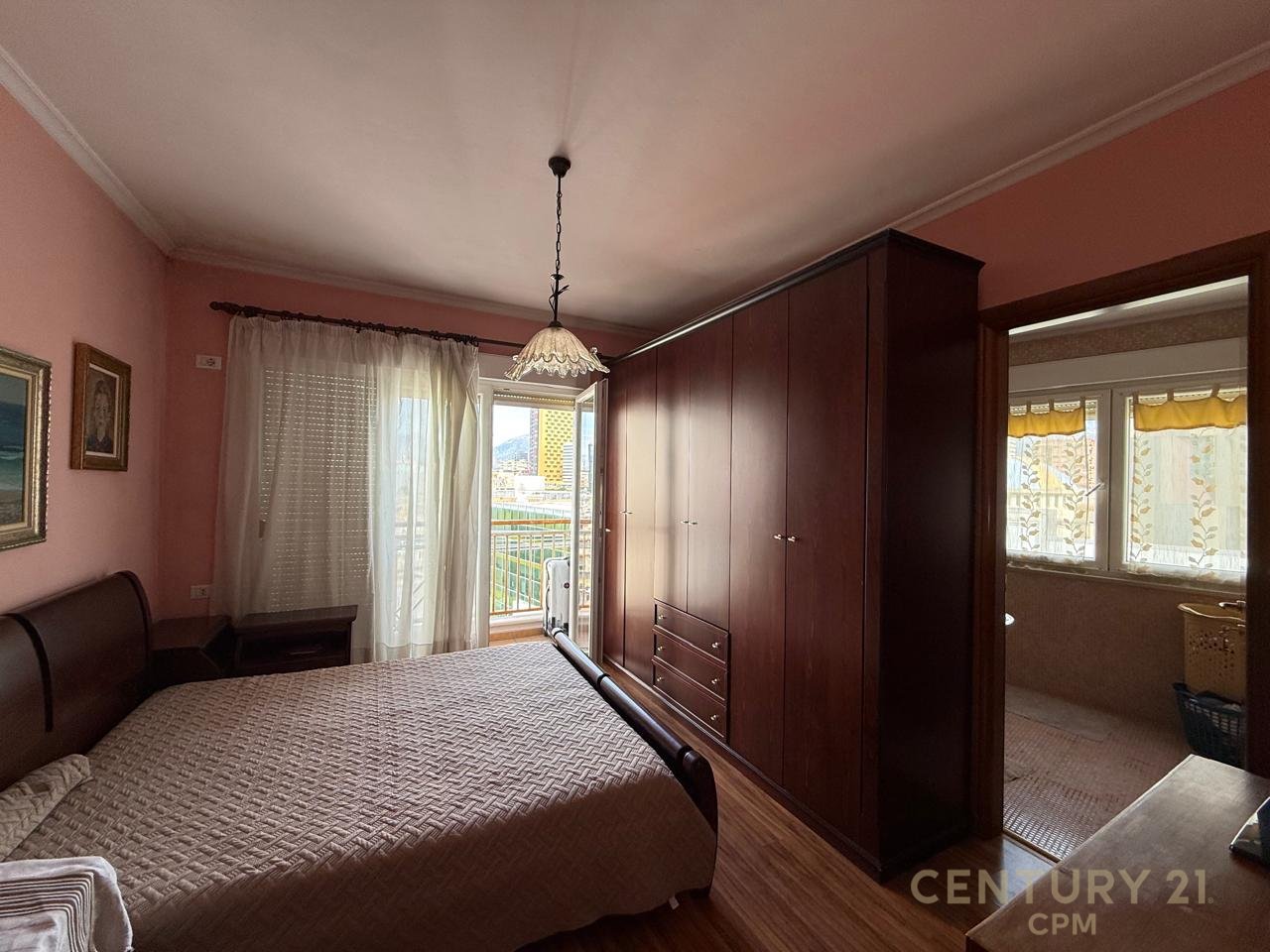 SHITET APARTAMENT 2+1+2 TEK MYSLYM SHYRI, ME PAMJE TE HAPUR NGA QENDRA