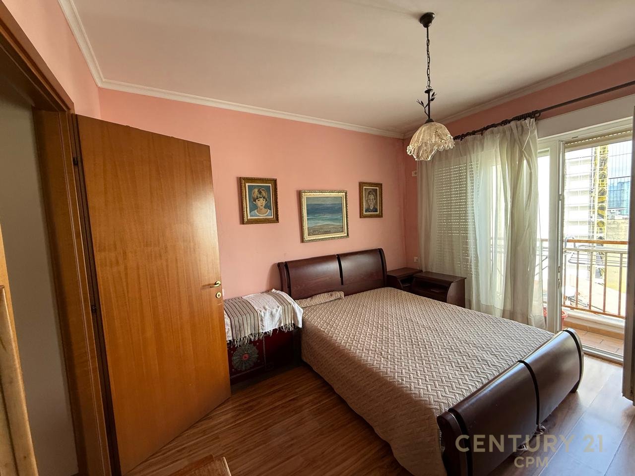 SHITET APARTAMENT 2+1+2 TEK MYSLYM SHYRI, ME PAMJE TE HAPUR NGA QENDRA