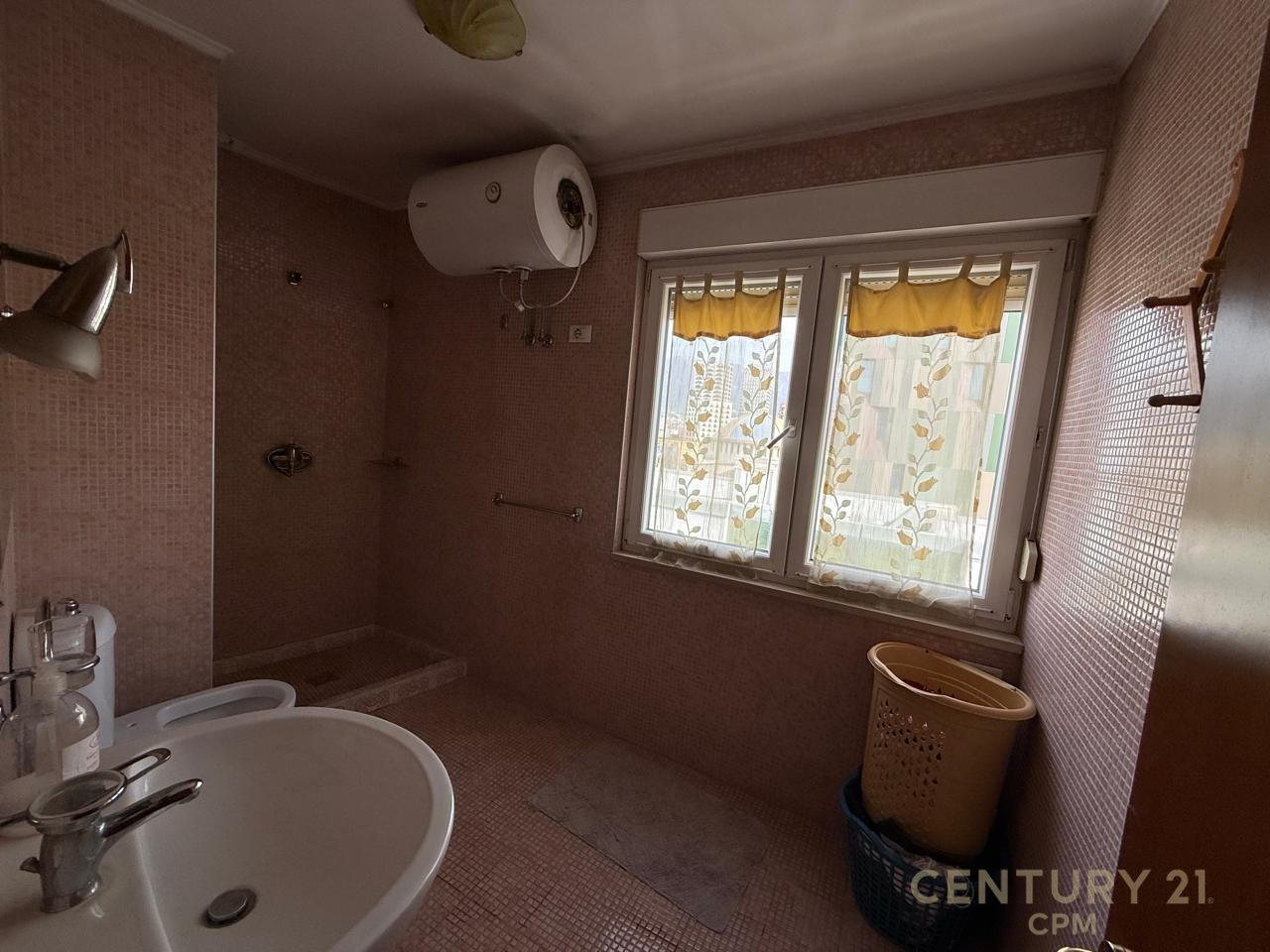 SHITET APARTAMENT 2+1+2 TEK MYSLYM SHYRI, ME PAMJE TE HAPUR NGA QENDRA