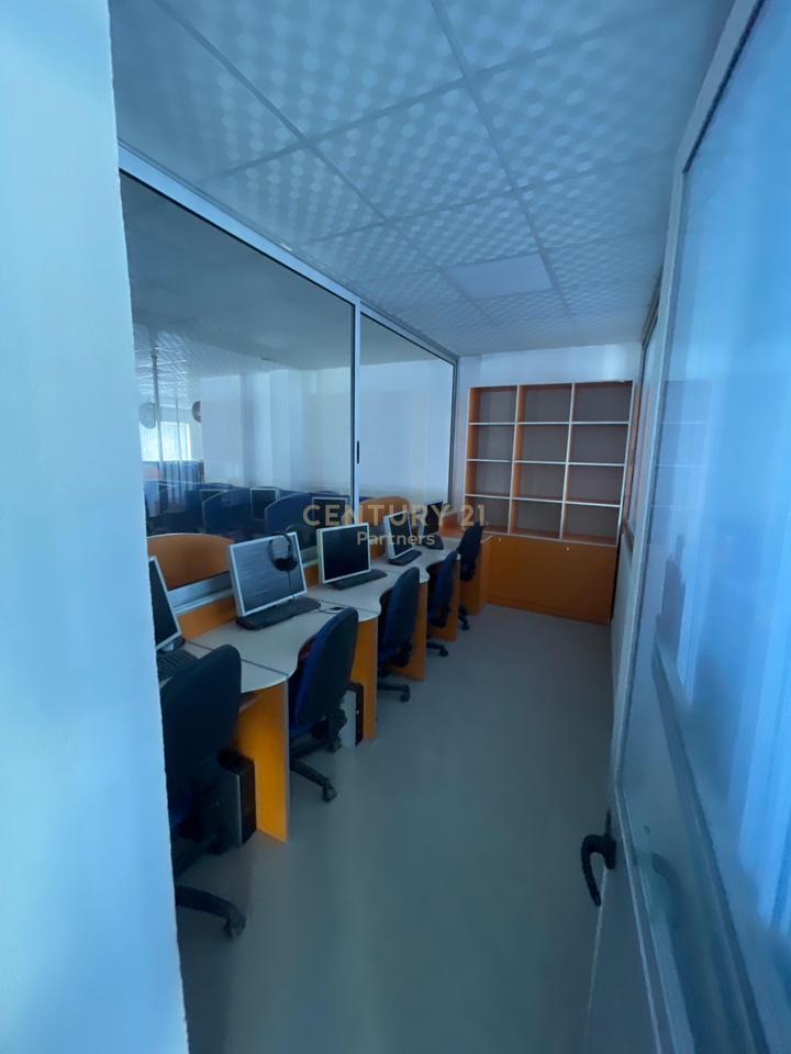 JEPET ME QIRA AMBIENT BIZNESI I PERSHTATSHEM PER CALL CENTER NE DURRES