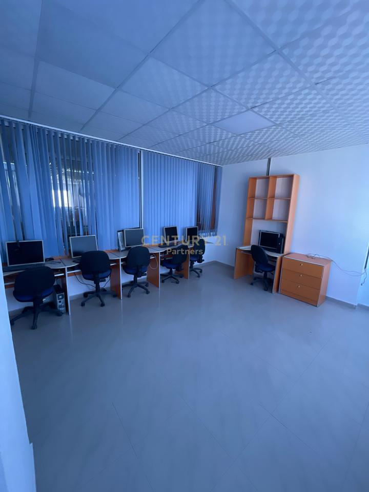 JEPET ME QIRA AMBIENT BIZNESI I PERSHTATSHEM PER CALL CENTER NE DURRES