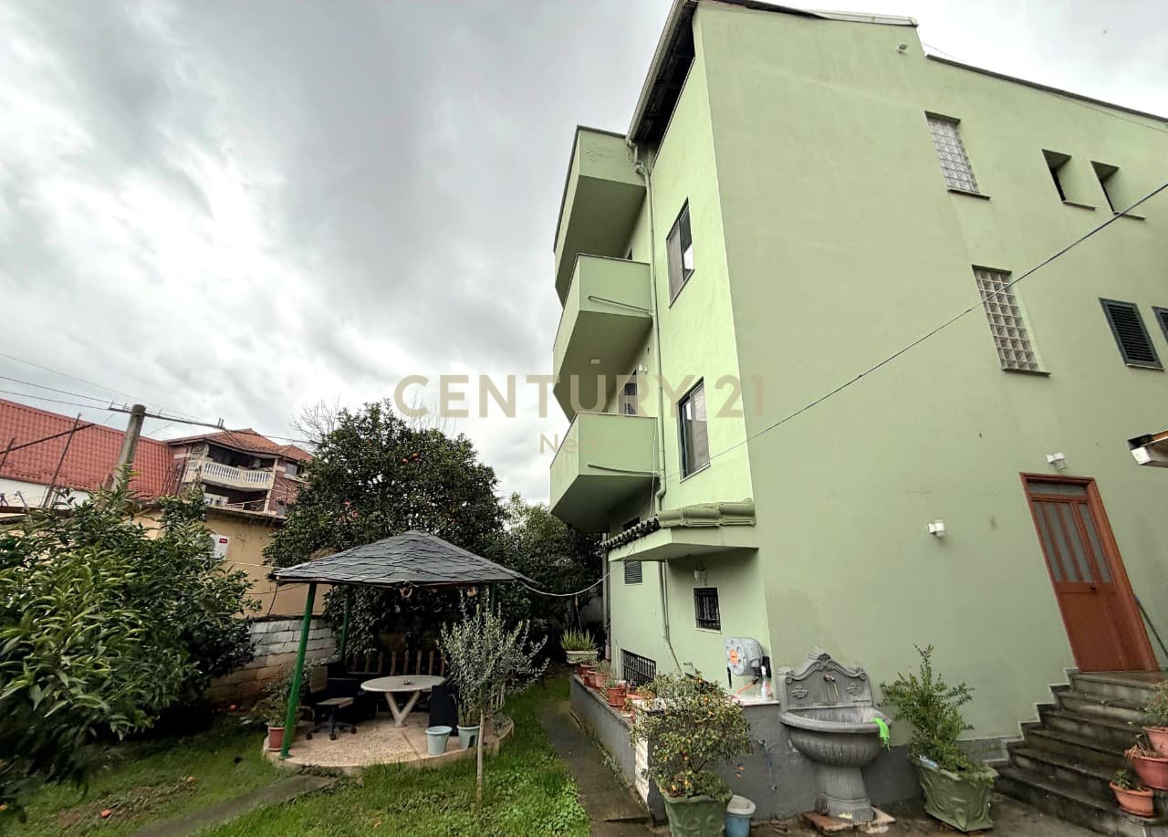 VILLA IN VENDITA - 526m² AL CAMPO SPORTIVO, LAPRAKË