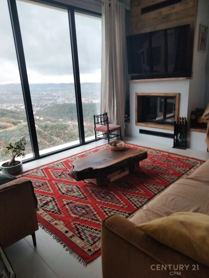 Duplex me oborr dhe pamje fantastike në Linzë