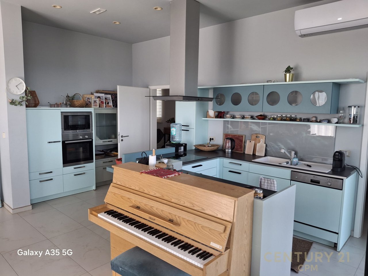 Duplex me oborr dhe pamje fantastike në Linzë