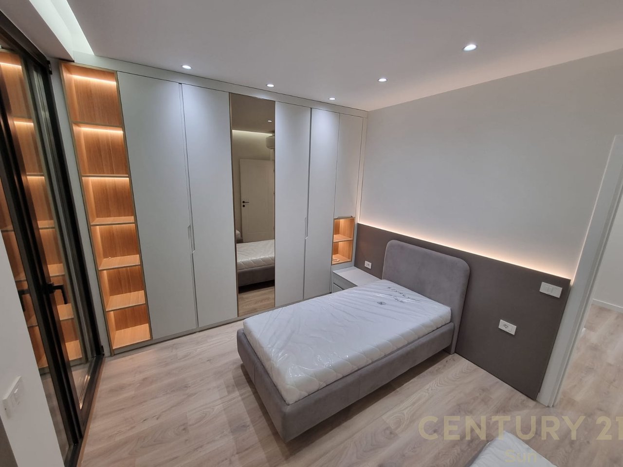 Jepet me qira apartament 2+1+2, Rezidenca "Nova", Mine Peza.