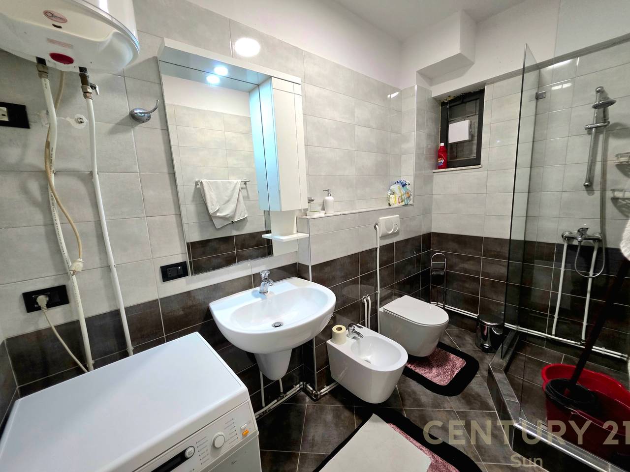 APARTAMENT 2+1+2 PER QIRA NE RRUGEN E KAVAJES