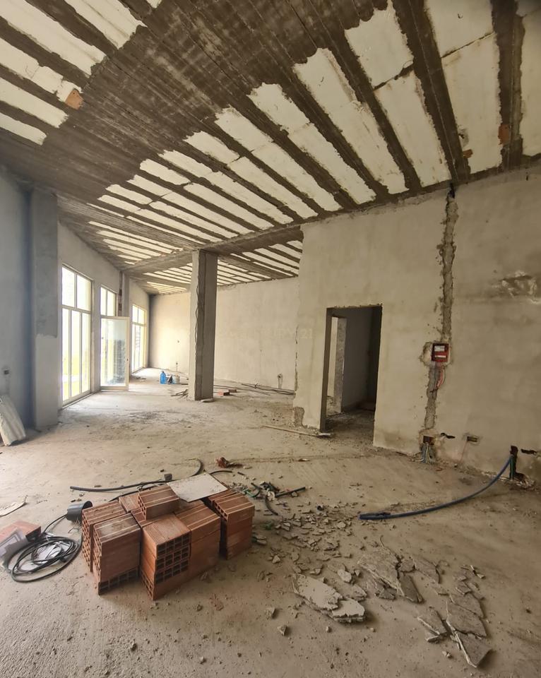 Ambient komercial në shitje – Liqeni i Thatë, Rruga e Ullishtës