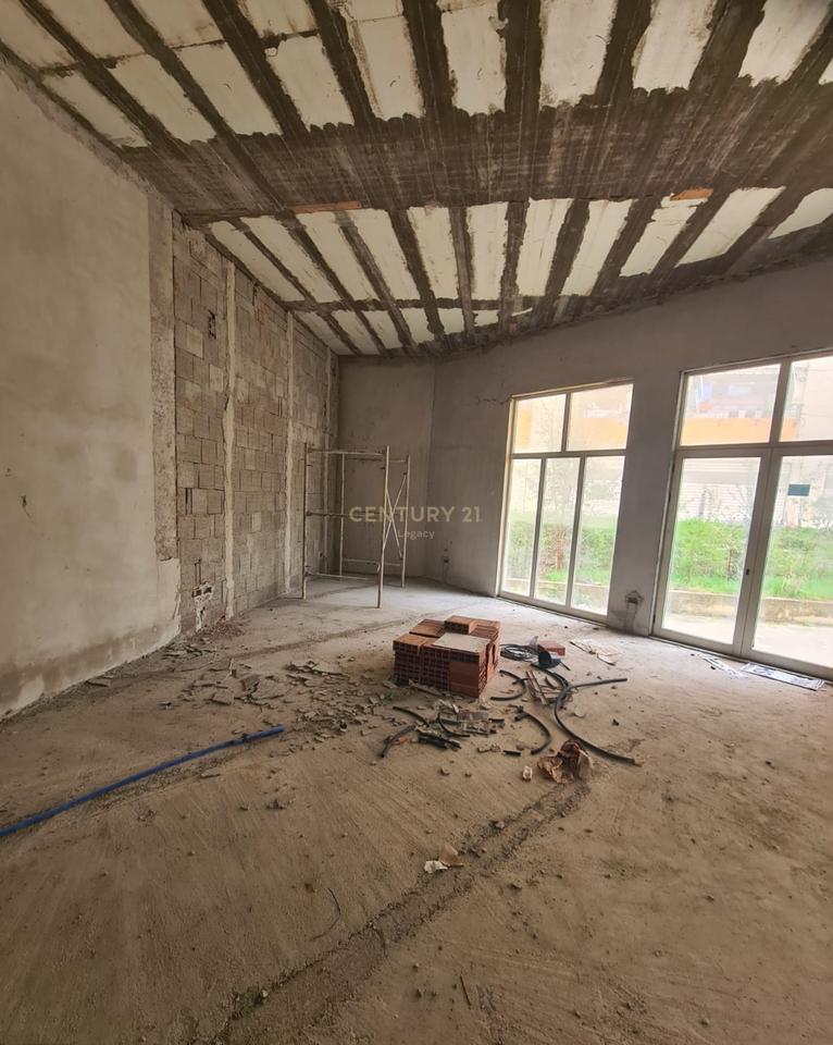 Ambient komercial në shitje – Liqeni i Thatë, Rruga e Ullishtës