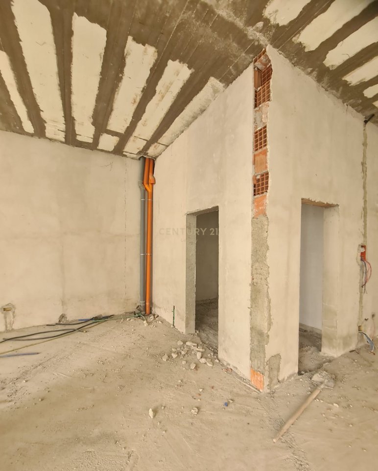 Ambient komercial në shitje – Liqeni i Thatë, Rruga e Ullishtës