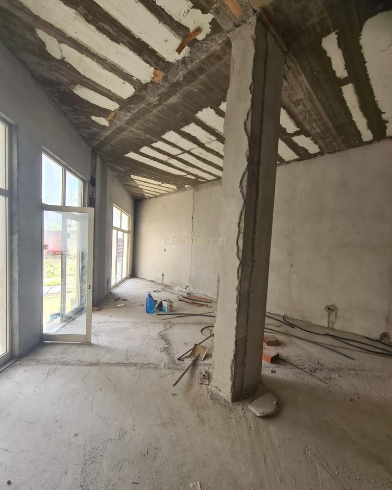 Ambient komercial në shitje – Liqeni i Thatë, Rruga e Ullishtës