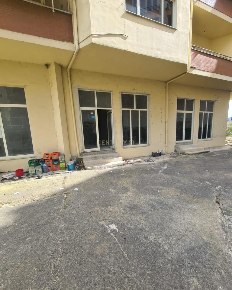 Ambient komercial në shitje – Liqeni i Thatë, Rruga e Ullishtës