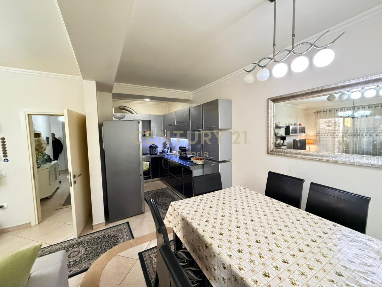 Shitet apartament në Bllok 2+1+2 , pamje & dritë maksimale