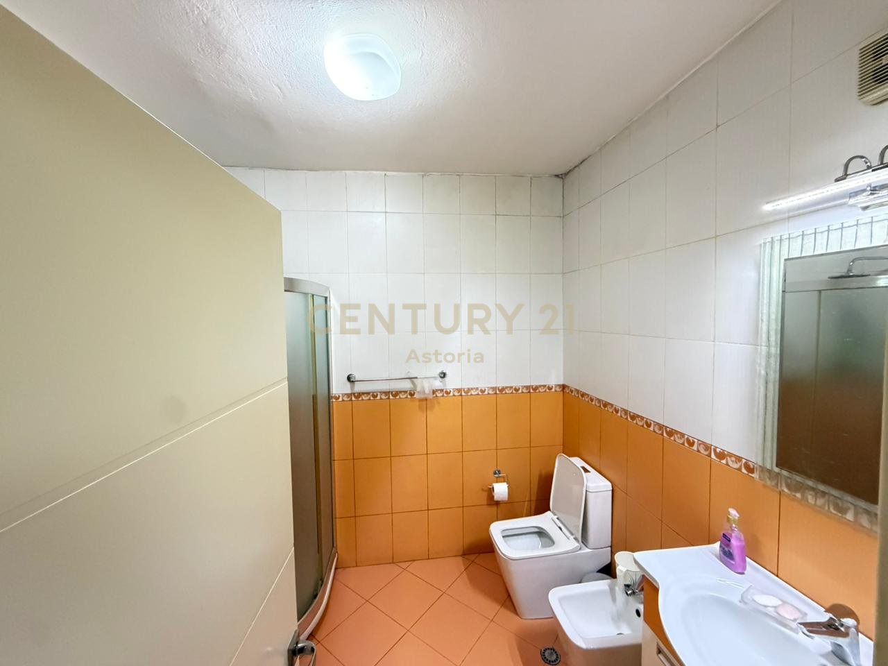 Shitet apartament në Bllok 2+1+2 , pamje & dritë maksimale