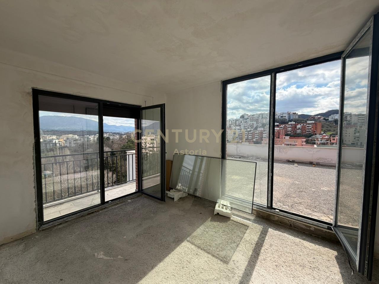 Appartamento 1+1 con veranda 90 m² – 5° piano, vista aperta sul Giardino Botanico