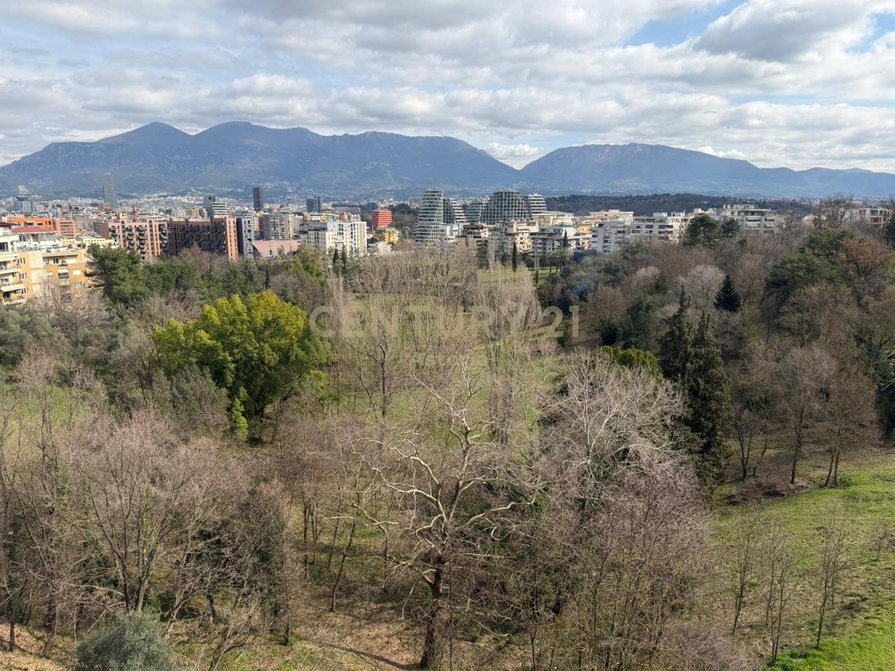Appartamento 1+1 con veranda 90 m² – 5° piano, vista aperta sul Giardino Botanico