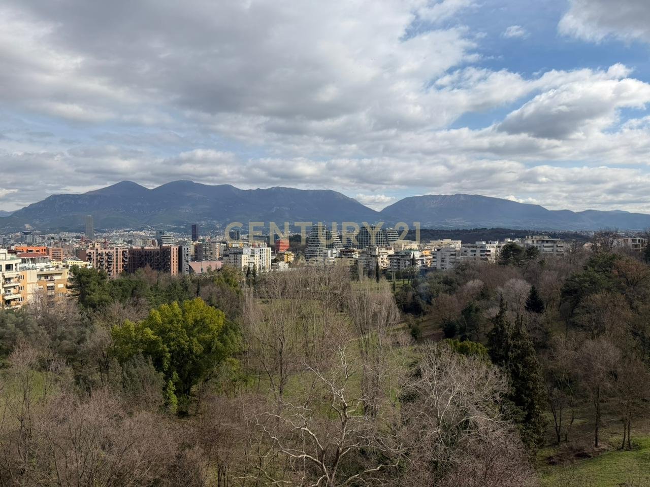 Appartamento 1+1 con veranda 90 m² – 5° piano, vista aperta sul Giardino Botanico