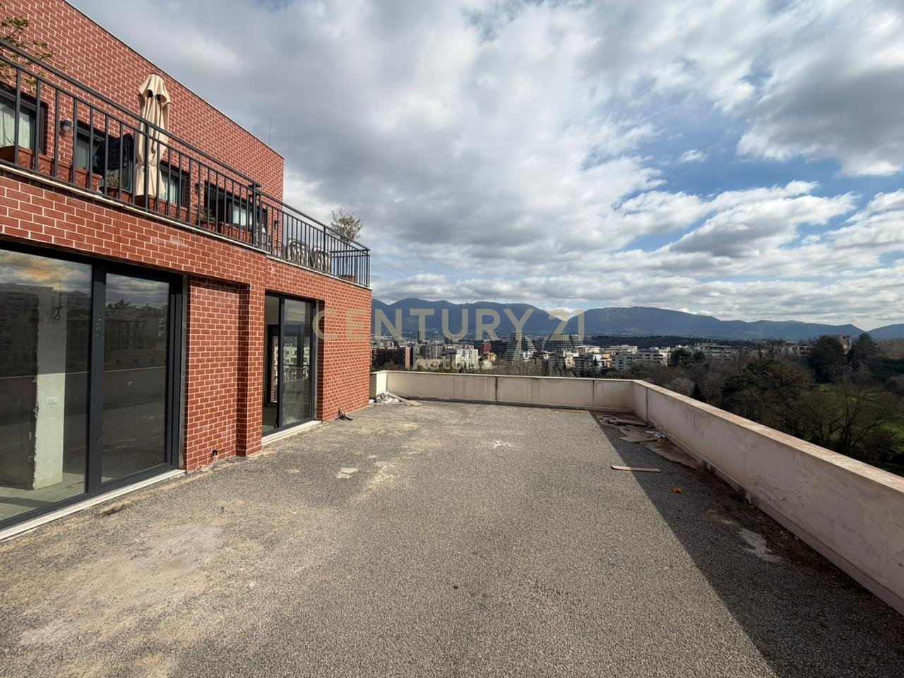 Appartamento 1+1 con veranda 90 m² – 5° piano, vista aperta sul Giardino Botanico