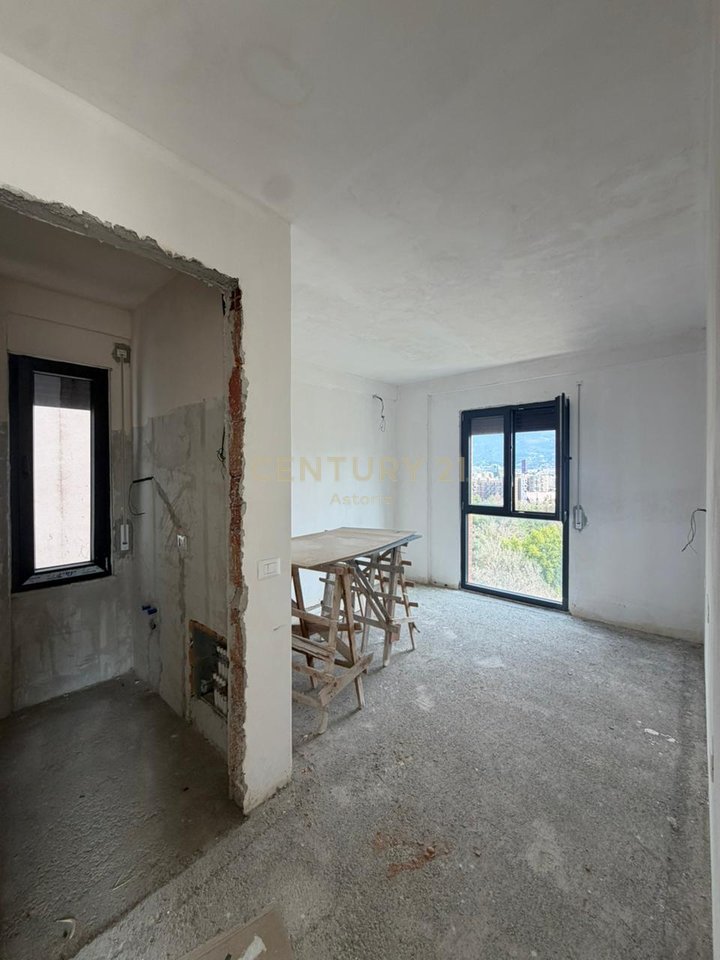 Appartamento 1+1 con veranda 90 m² – 5° piano, vista aperta sul Giardino Botanico