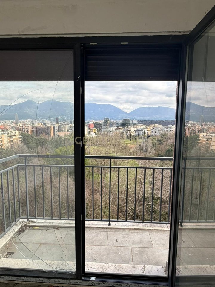 Appartamento 1+1 con veranda 90 m² – 5° piano, vista aperta sul Giardino Botanico