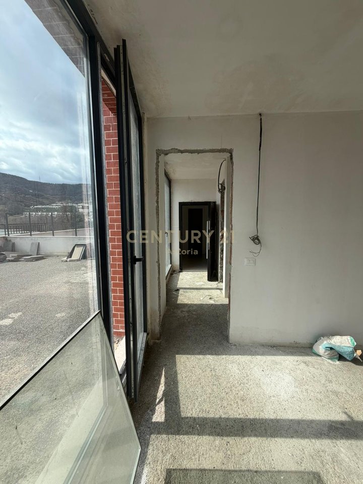 Appartamento 1+1 con veranda 90 m² – 5° piano, vista aperta sul Giardino Botanico