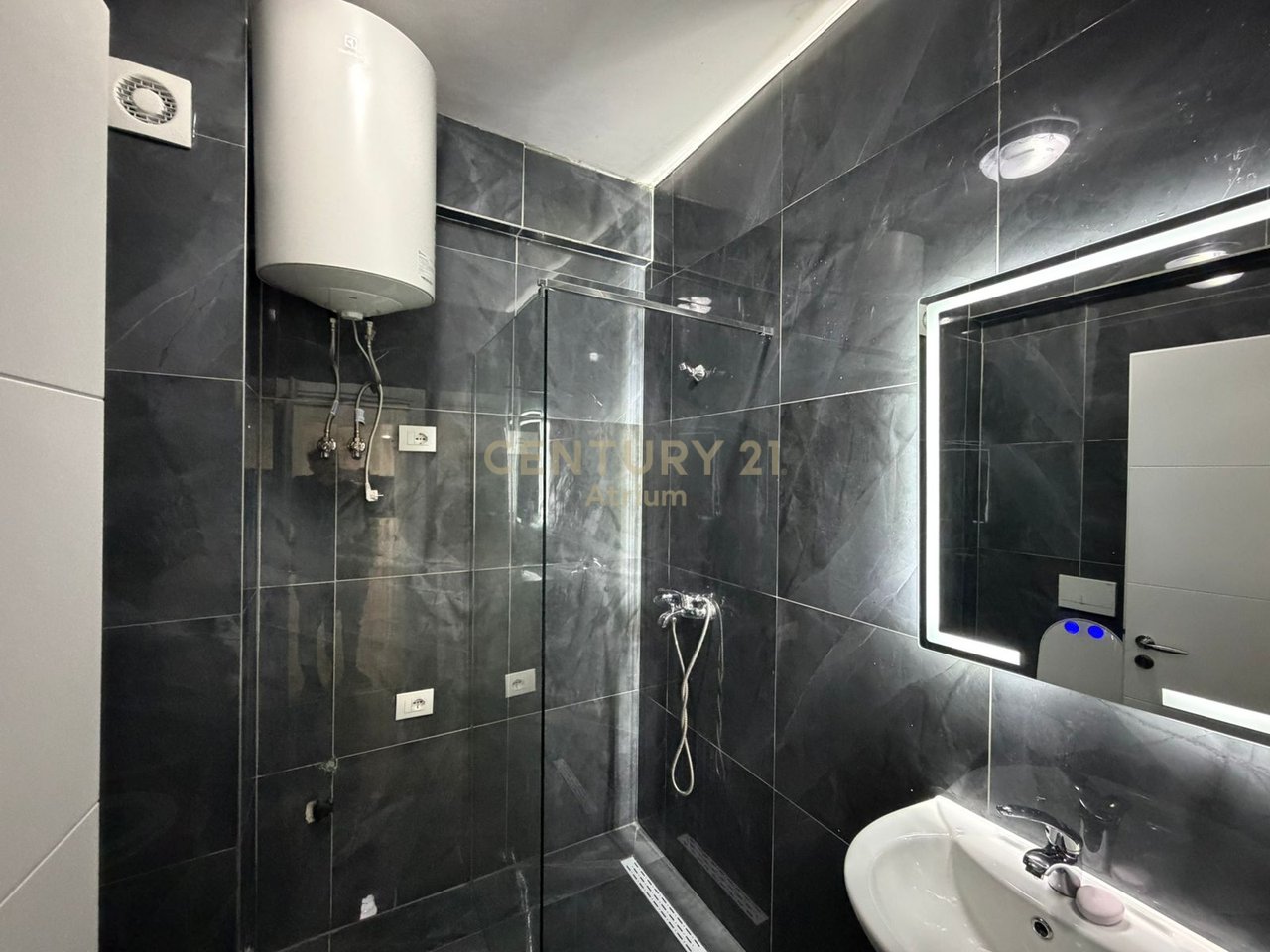 JEPET APARTAMENT 1+1+BALLKON ME QIRA NE ASTIR TEK URBAN GATE !!!