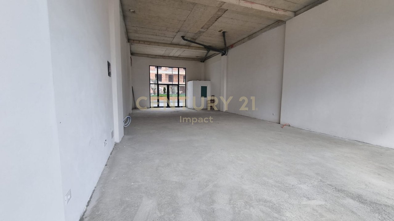 Spazio Multifunzionale in Affitto a ULLIRI, nel Centro di Kamez, Tirana - 780€ | 170 m²
