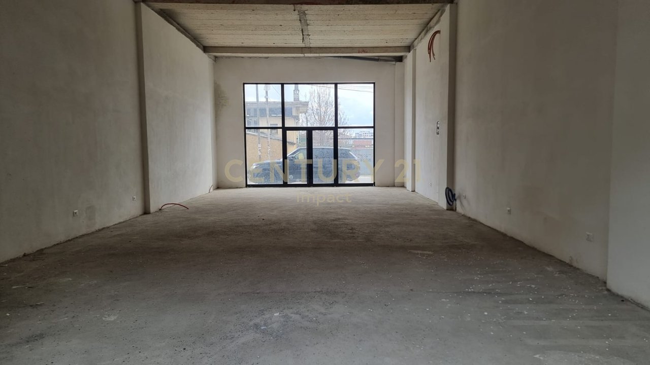 Spazio Multifunzionale in Affitto a ULLIRI, nel Centro di Kamez, Tirana - 780€ | 170 m²