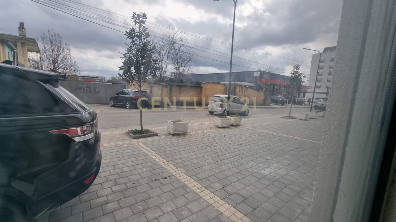 Spazio Multifunzionale in Affitto a ULLIRI, nel Centro di Kamez, Tirana - 780€ | 170 m²