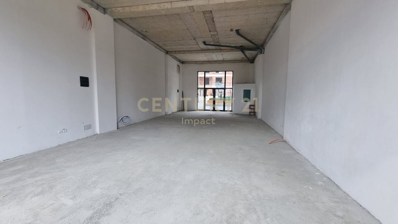 Spazio Multifunzionale in Affitto a ULLIRI, nel Centro di Kamez, Tirana - 780€ | 170 m²