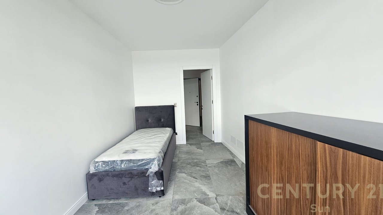 SHITET APARTAMENT 3+1+2 + 2 POSTE PARKIMI NE LAKE VIEW RRUGA E KOSOVAREVE