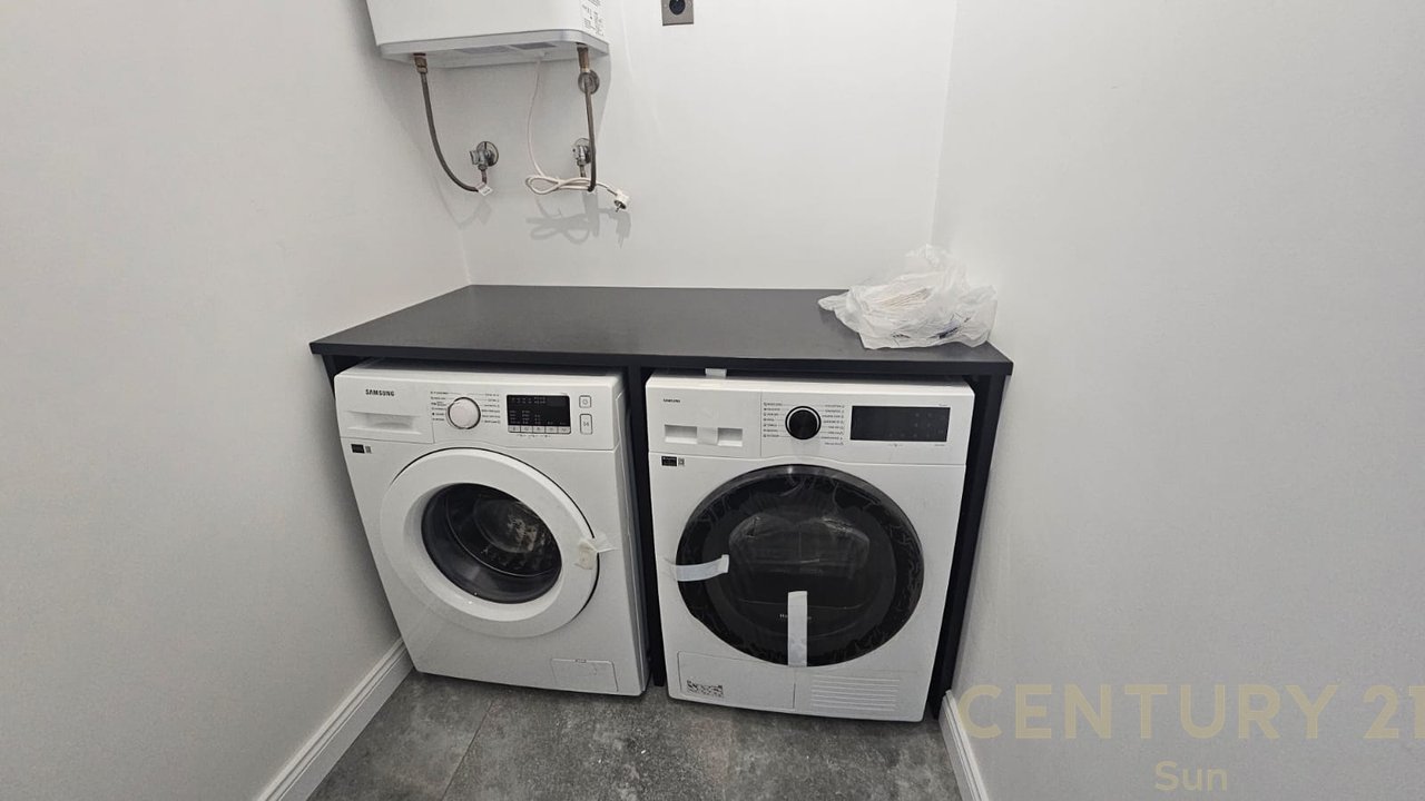 SHITET APARTAMENT 3+1+2 + 2 POSTE PARKIMI NE LAKE VIEW RRUGA E KOSOVAREVE