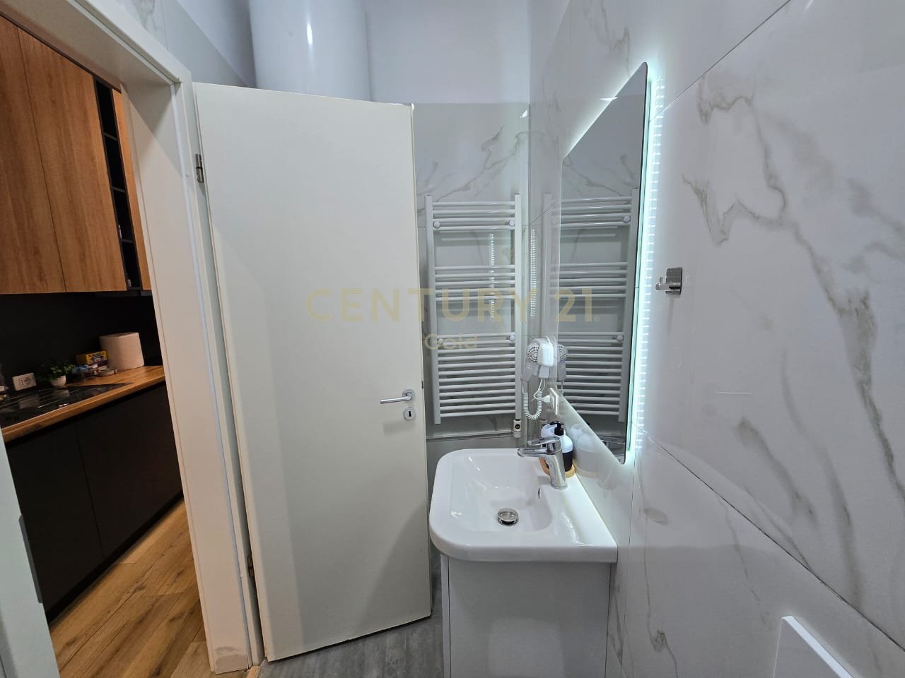 APARTAMENT 1+1 PER SHITJE NE KOMPLEKSIN MAGNET!