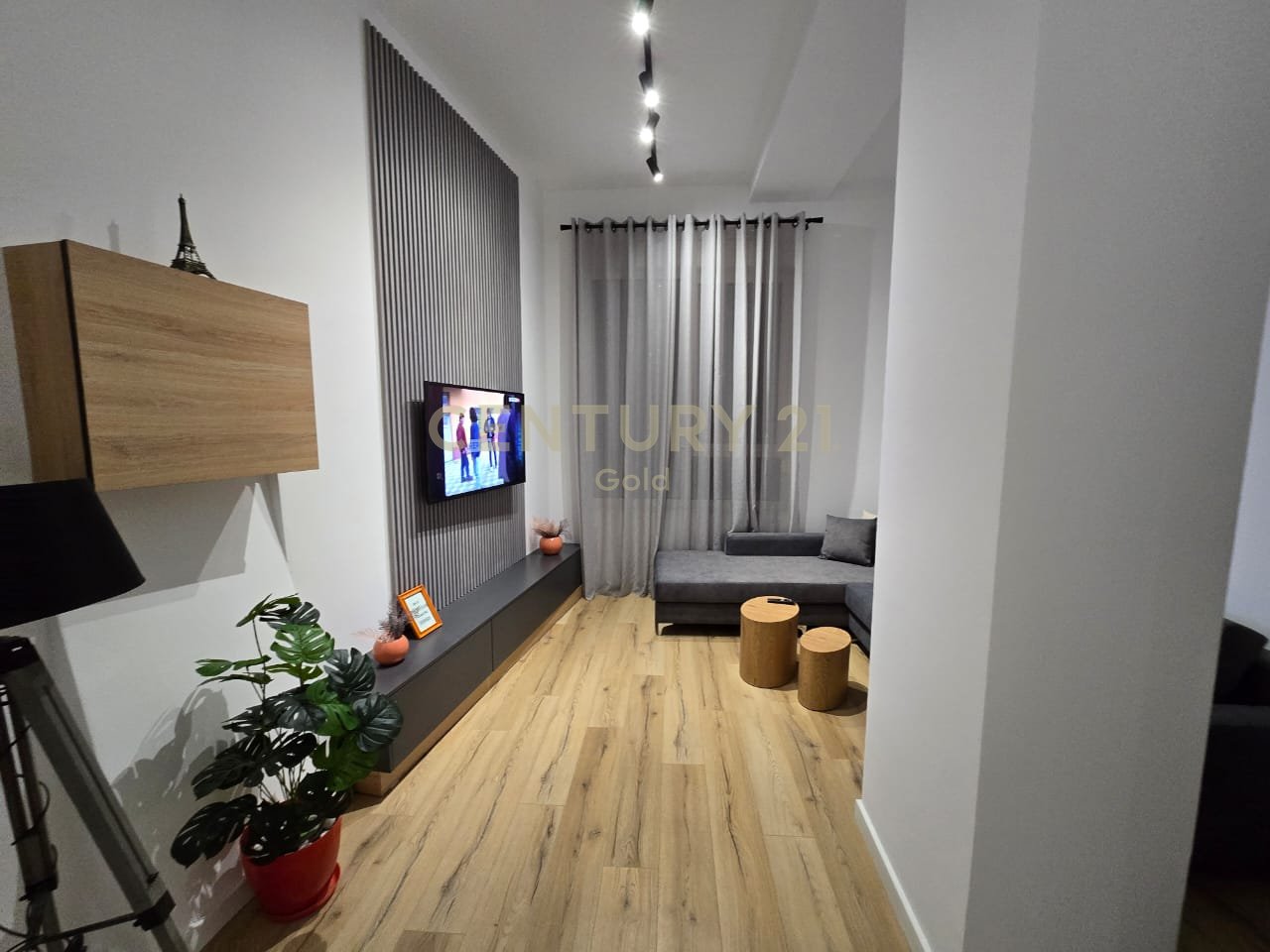 APARTAMENT 1+1 PER SHITJE NE KOMPLEKSIN MAGNET!